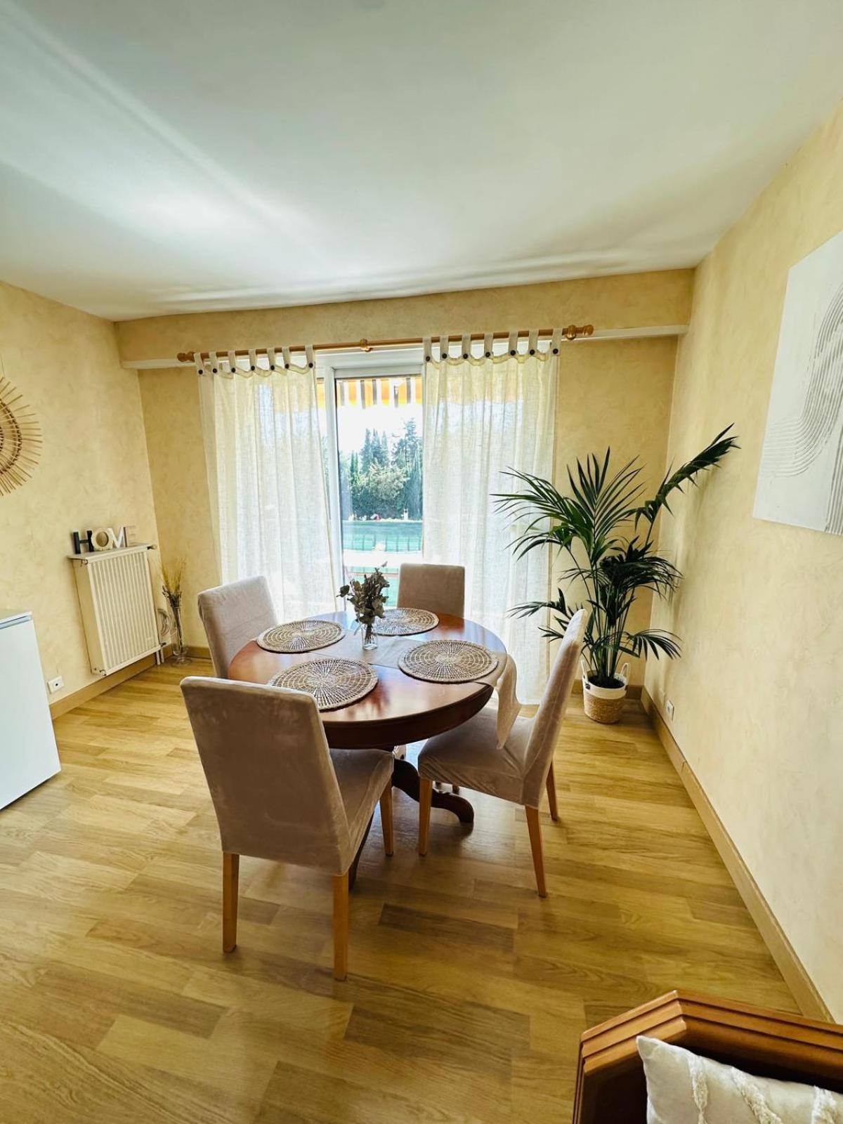 Spacieux 2 Chambres 65M2 Climatise Au Village Medieval Entre Nice Et Antibes Villeneuve-Loubet Exterior photo